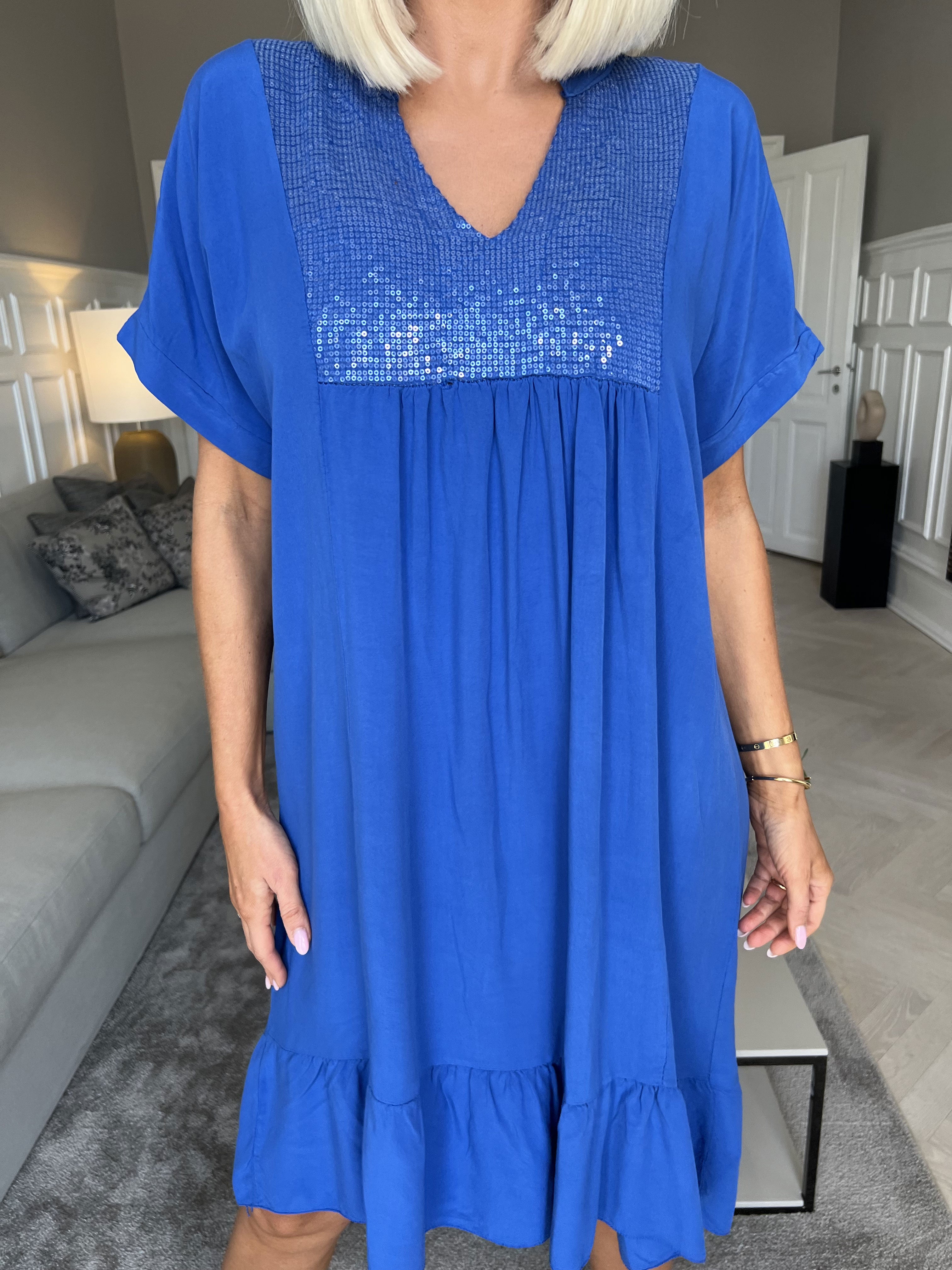 Cecil - Klänning i viskos med paljetter och volang nedtill